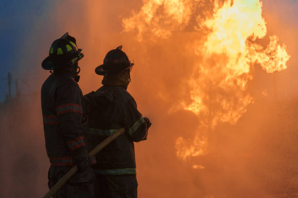 bombeiros trabalham à noite. - bombeiro - fotografias e filmes do acervo