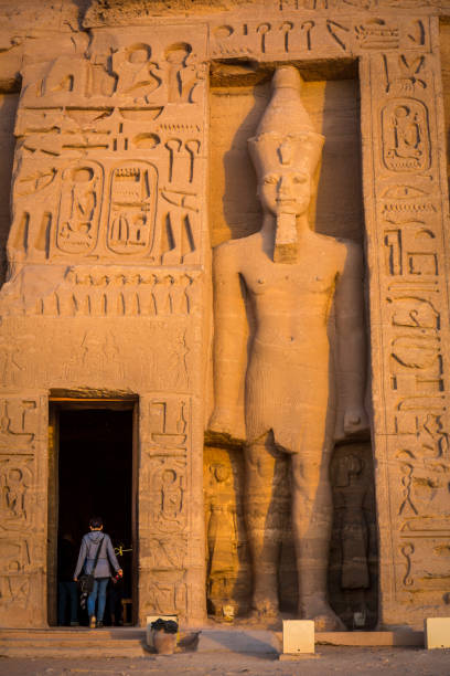der hathorentempel der königin nefertari in abu simbel, ägypten - abu simbel stock-fotos und bilder
