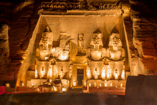 abu simbel tempel bei nacht, ägypten - abu simbel stock-fotos und bilder