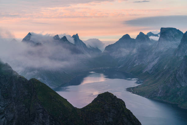 vista panoramica del fiordo in norvegia - norway lofoten and vesteral islands sea mountain range foto e immagini stock