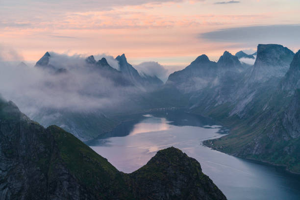 vista panorâmica do fiorde na noruega - norway lofoten and vesteral islands sea mountain range - fotografias e filmes do acervo