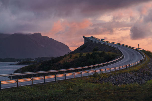 vista panorâmica da estrada atlântica ao pôr do sol - northern atlantic - fotografias e filmes do acervo