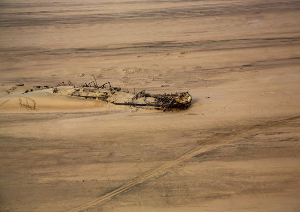 imagen aérea del naufragio del eduard bohlen hundido frente a namibia costa oeste - bohlen fotografías e imágenes de stock