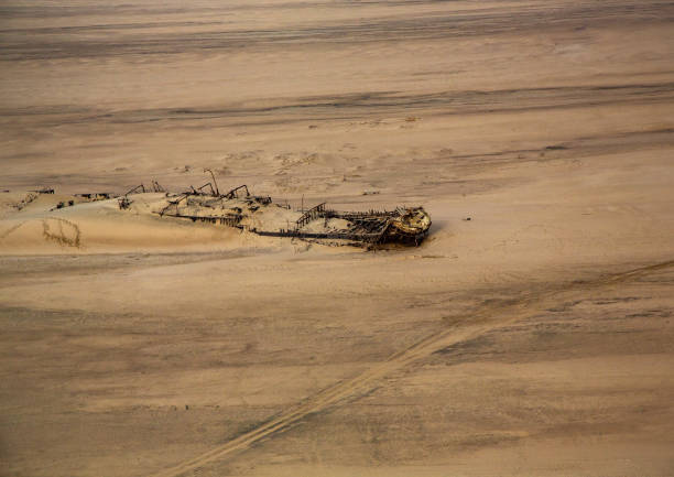 immagine aerea del relitto dell'eduard bohlen affondato di fronte alla costa occidentale della namibia - bohlen foto e immagini stock