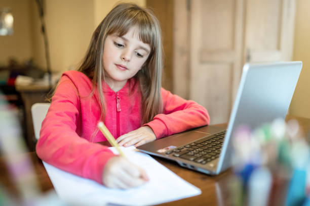 bambina di 8 anni che studia da casa - 6 7 years foto e immagini stock