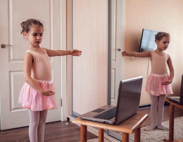 молодая балерина, практикующая классическую хореографию во время онлайн-класса в балетной школе, самоизоляция - art indoors lifestyles education стоковые фото и изображения