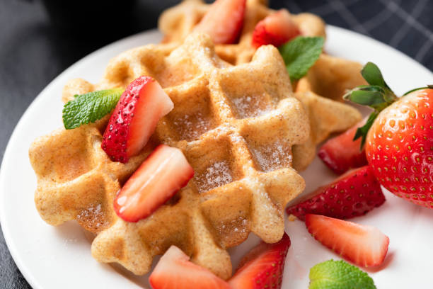 딸기를 곁들인 벨기에 와플 - waffle waffled belgian waffle food 뉴스 사진 이미지