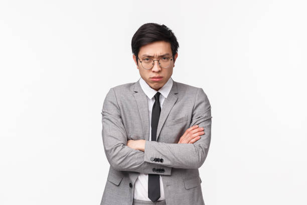 Waist-up portrait of offended and defensive young moody asian male office manager, clerk being upset with coworker prank, cross hands chest and look judgemental camera with pissed-off face. retrato de cintura arriba de defendido y defensivo joven moody gerente de oficina asiático masculino, empleado siendo molesto con la broma de compañero de trabajo, manos cruzadas pecho y mirar la cámara juiciosa con la cara cabreado-apagado
