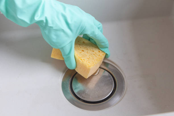 istock To clean the kitchen sink 1214115560