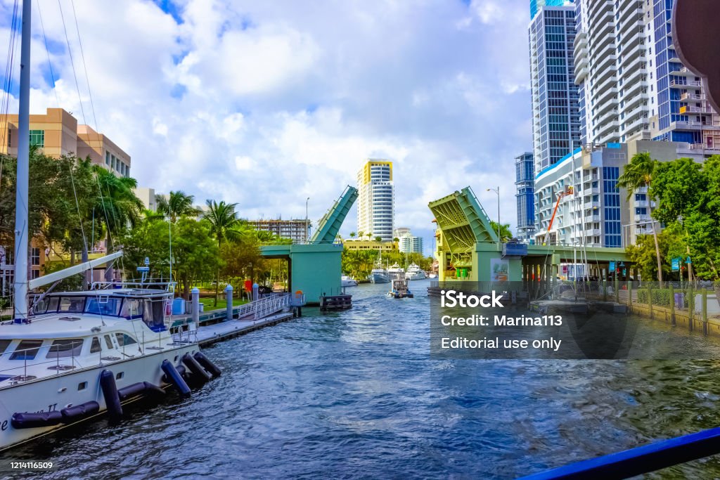 Panoráma města Ft. Lauderdale, Florida ukazuje pláž a město - Bez autorských poplatků Architektura Stock fotka Panoráma města Ft. Lauderdale, Florida ukazuje pláž a město - Bez autorských poplatků Architektura Stock fotka