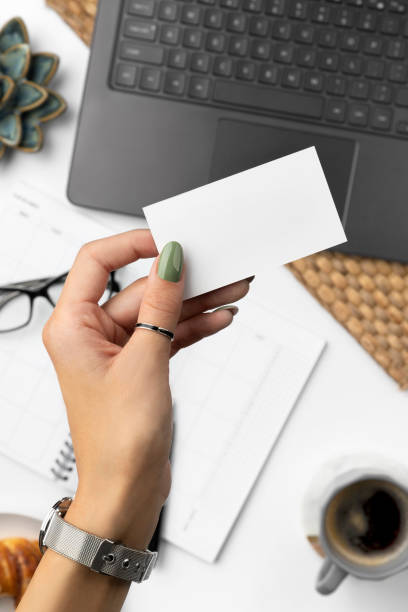 mano de mujer con manicura verde primavera verano sosteniendo tarjeta de visita - template business business card holding fotografías e imágenes de stock