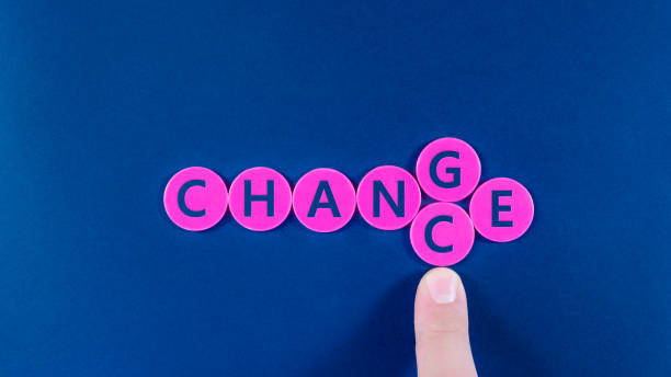 g と c の文字を変更して変更サインをピンクのチップに綴られたチャンスに変換するビジネスマンの人差し指 - choice chance decisions skill ストックフォトと画像