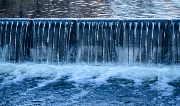 belos fluxos naturais de água ao redor de um rio da cidade em berlim - weir - fotografias e filmes do acervo