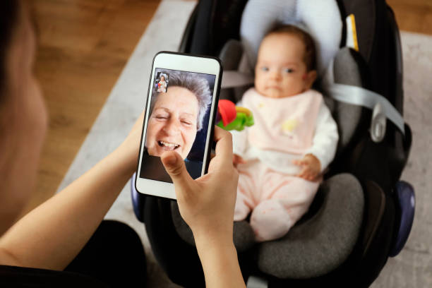 nonna in videochiamata con la nipote - baby grandparent newborn grandmother foto e immagini stock