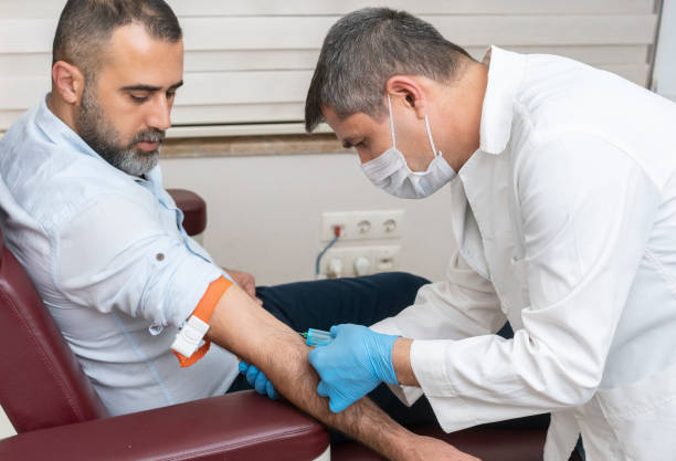 Doctor Dibujo Muestra De Sangre Del Brazo Para El Análisis De Sangre - Banco de fotos e imágenes de stock - iStock Doctor Dibujo Muestra De Sangre Del Brazo Para El Análisis De Sangre - Banco de fotos e imágenes de stock - iStock