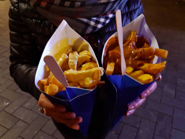 famose patatine fritte gigante ad amsterdam in olanda - curry sauces foto e immagini stock