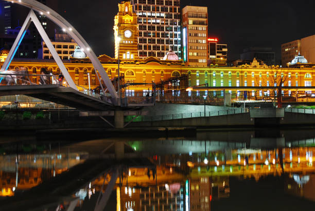 réflexion de l’horizon de la ville de mlbourne sur la rivière yarra pendant la nuit. - australia office building melbourne skyline photos et images de collection