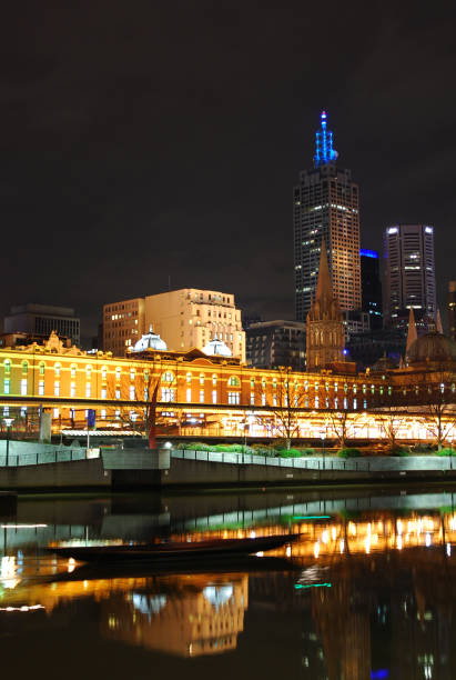 réflexion de l’horizon de la ville de mlbourne sur la rivière yarra pendant la nuit. - australia office building melbourne skyline photos et images de collection