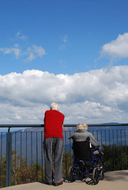 una hermosa vista trasera de una pareja de ancianos en the three sisters rocks en sydney blue mountains park. - blue mountains australia sydney australia new south wales fotografías e imágenes de stock