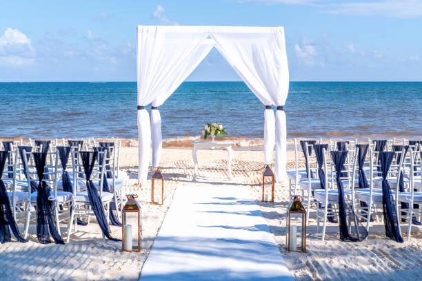 blaue themen hochzeit setup am weißen sandstrand. romantische kurzurlaub hochzeit - romantic getaway stock-fotos und bilder