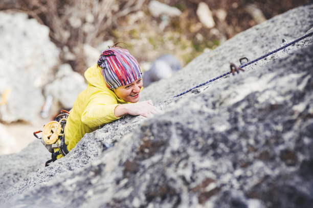 kobieta wspina się na skałę. - muscular build rock climbing mountain climbing women zdjęcia i obrazy z banku zdjęć