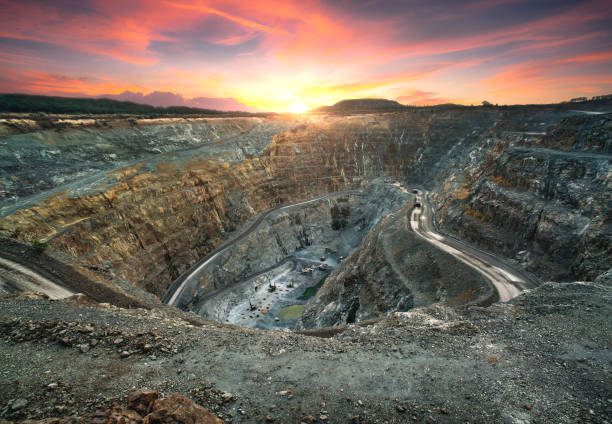 vue aérienne de l’industrie minière - mine road photos et images de collection