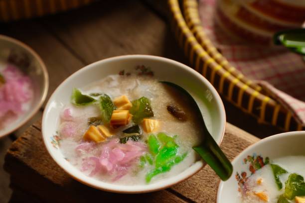 es dawet o es cendol, postre frío javanés de jalea de fideos de arroz con leche de coco y azúcar de marrón de coco - syrup brown sugar sugar spoon fotografías e imágenes de stock