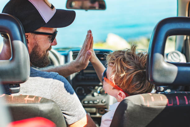 viaje. padre e hijo viajando juntos en coche - family in car fotografías e imágenes de stock