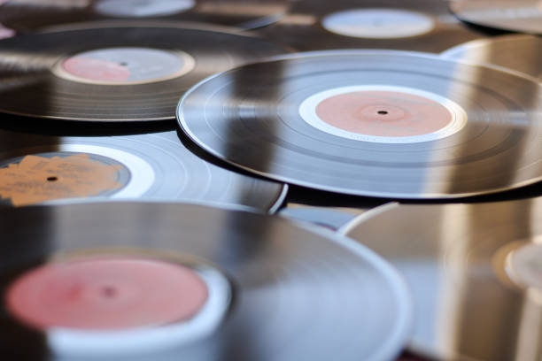 a large pile of vinyl records, 33 rpm and nostalgia for ancient times - 33 rpm imagens e fotografias de stock