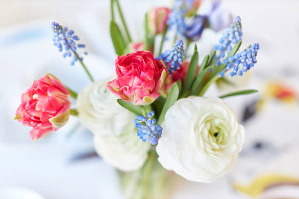 várias fotos de uma mesa decorada da primavera com waffles, frutas, flores frescas e suco - tulip red centrepiece decoration - fotografias e filmes do acervo