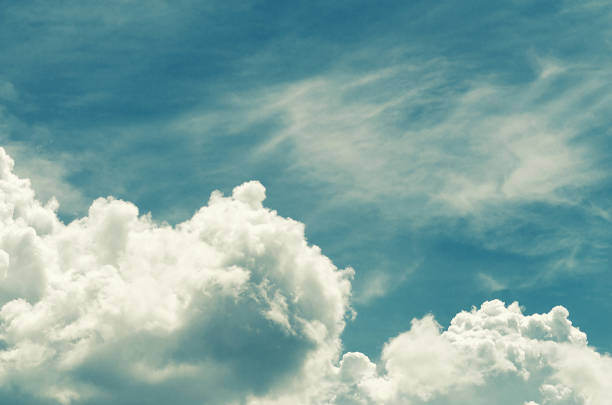 青い空に対する信じられないほど素晴らしい緑豊かな積雲 - wintry landscape flash ストックフォトと画像