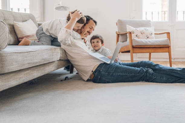 padre tratando de trabajar desde casa - padre soltero fotografías e imágenes de stock