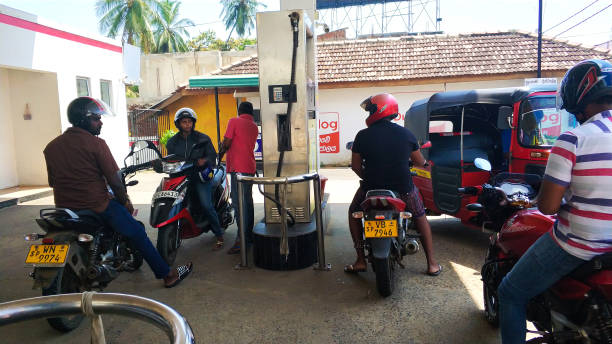 スクーターはスリランカのガソリンスタンドで給油されます。 - autorick ストックフォトと画像