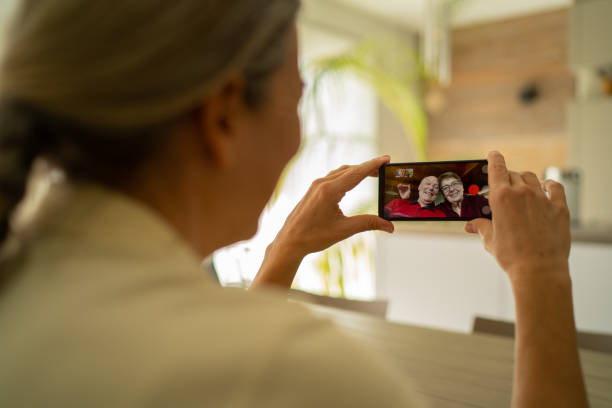 kobieta dorosła córka związana z jej starszymi rodzicami za pośrednictwem telefonu komórkowego podczas kryzysu koronawirusa - couple caucasian bonding connection zdjęcia i obrazy z banku zdjęć