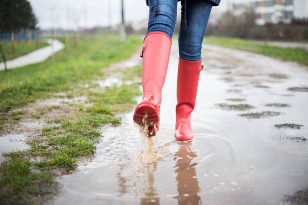 jovem desfrutando na chuva - human leg women shower water - fotografias e filmes do acervo