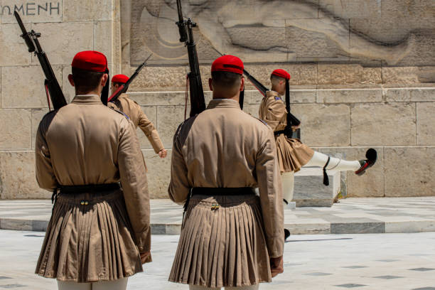 dos guardias de honor frente al monumento soldado desconocido. atenas, grecia. - tourist photographing armed forces military fotografías e imágenes de stock