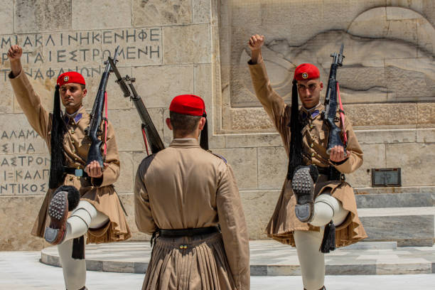 エフゾニス 大統領の名誉警備員。ガードを変更する。アテネ(ギリシャ) - tourist photographing armed forces military ストックフォトと画像