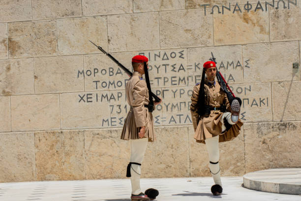 警備員の儀式の変更。シンタグマ広場、アテネ。ギリシャ。 - tourist photographing armed forces military ストックフォトと画像