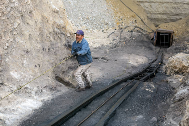 un minero baja a la entrada profunda de una mina de carbón en el norte de méxico - pushing over burdened rock men fotografías e imágenes de stock