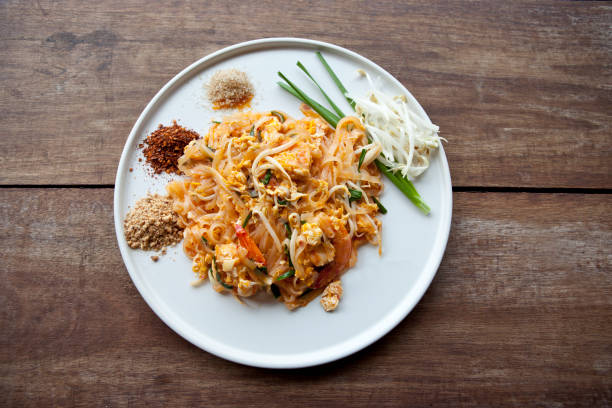 パッドタイ - タイスタイルの揚げ麺 - タイ料理 - thailand thai culture thai cuisine pad thai ストックフォトと画像