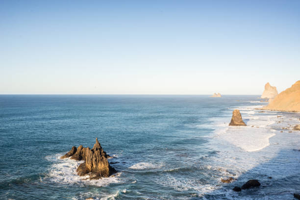 大西洋沿岸 - travel destinations rocky coastline moody sky clear sky ストックフォトと画像