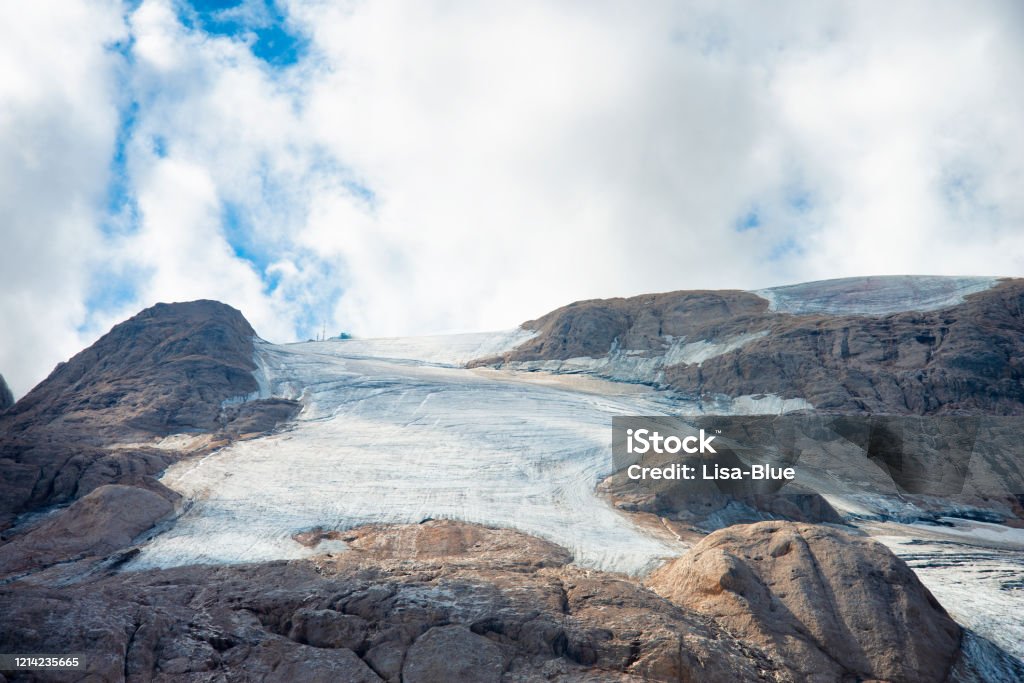 義大利多洛米蒂山脈瑪律莫拉達冰川的夏季景觀 - 免版稅馬爾莫拉達山圖庫照片