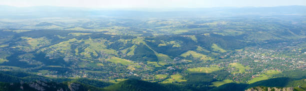 panorama da cidade montanhosa zakopane da montanha giewont na polônia - poland mountain tatra mountains giewont - fotografias e filmes do acervo