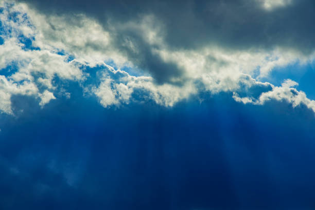 구름 극적인 벽지를 통해 태양 광선과 흐린 어두운 푸른 하늘 폭풍 배경 경치보기 - gods rays audio 뉴스 사진 이미지