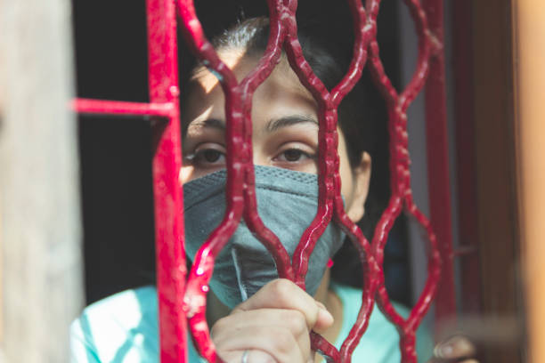 la fille triste se protège et porte un masque contre le virus corona - curfew photos et images de collection