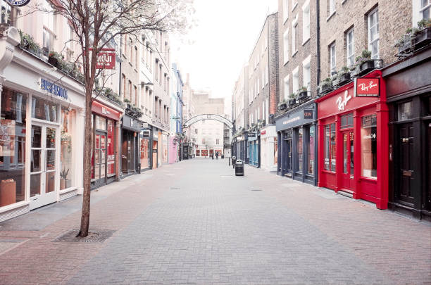 empty carnaby street, london, vereinigtes königreich - street london england city of westminster uk stock-fotos und bilder