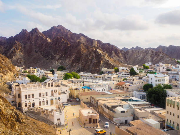 zobacz na mieście maskat z fortu mutrah w omanie - oman greater masqat road aerial view zdjęcia i obrazy z banku zdjęć