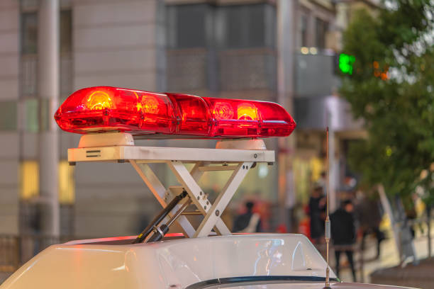日本のパトカーの赤いビーコン点灯のクローズアップ - criminal activity ストックフォトと画像