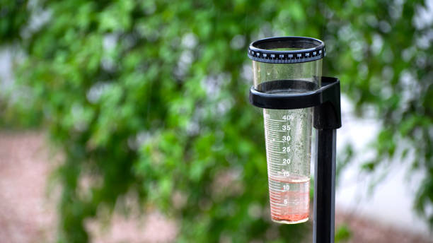 pluviomètre mesurant la quantité de pluie - construction yard photos et images de collection