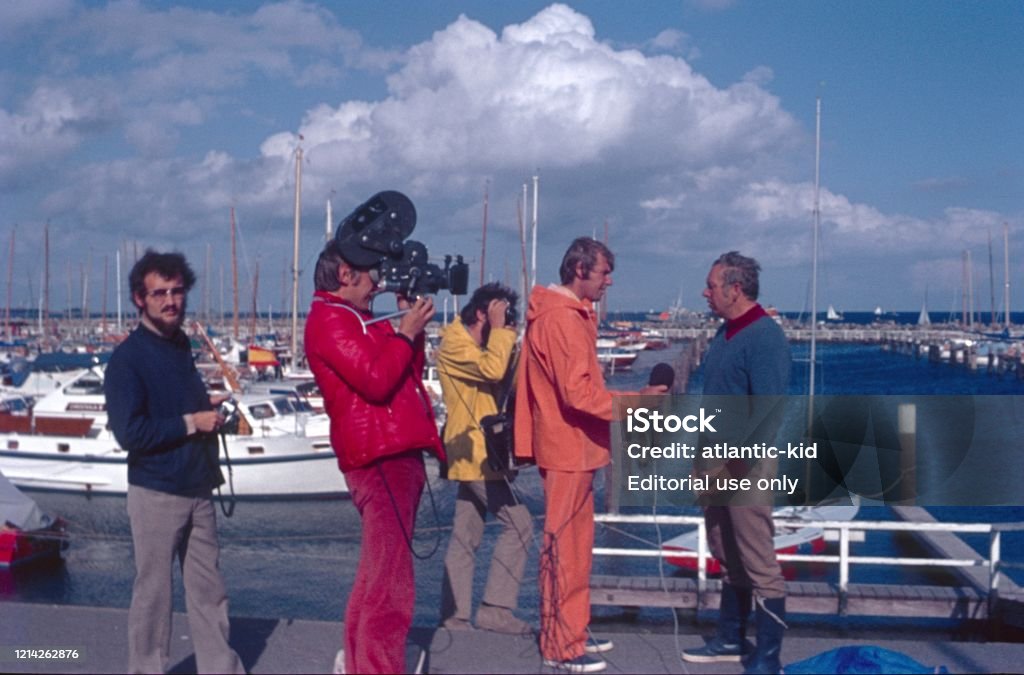 Interview eines Regionalsenders mit einem Bootsbesitzer im Segelboothafen in Kiel, Schleswig-Holstein - Lizenzfrei 1970-1979 Stock-Foto